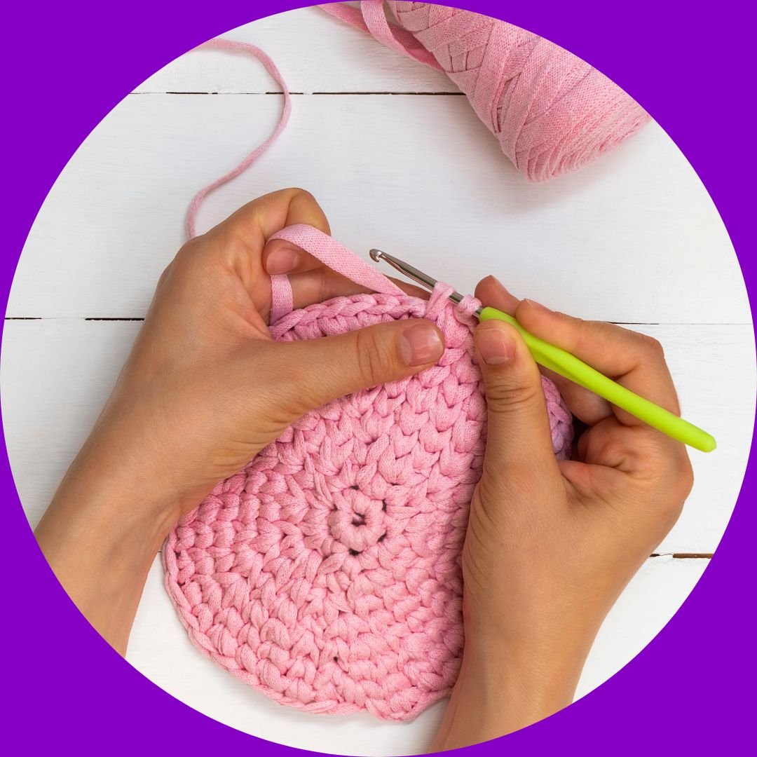 Manos tejiendo bolso a crochet