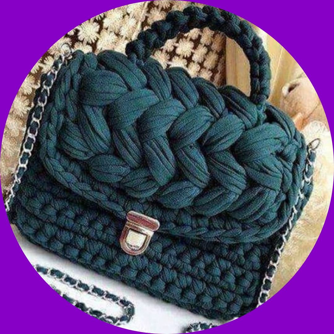 Bolso blanco de trapillo con cadena dorada