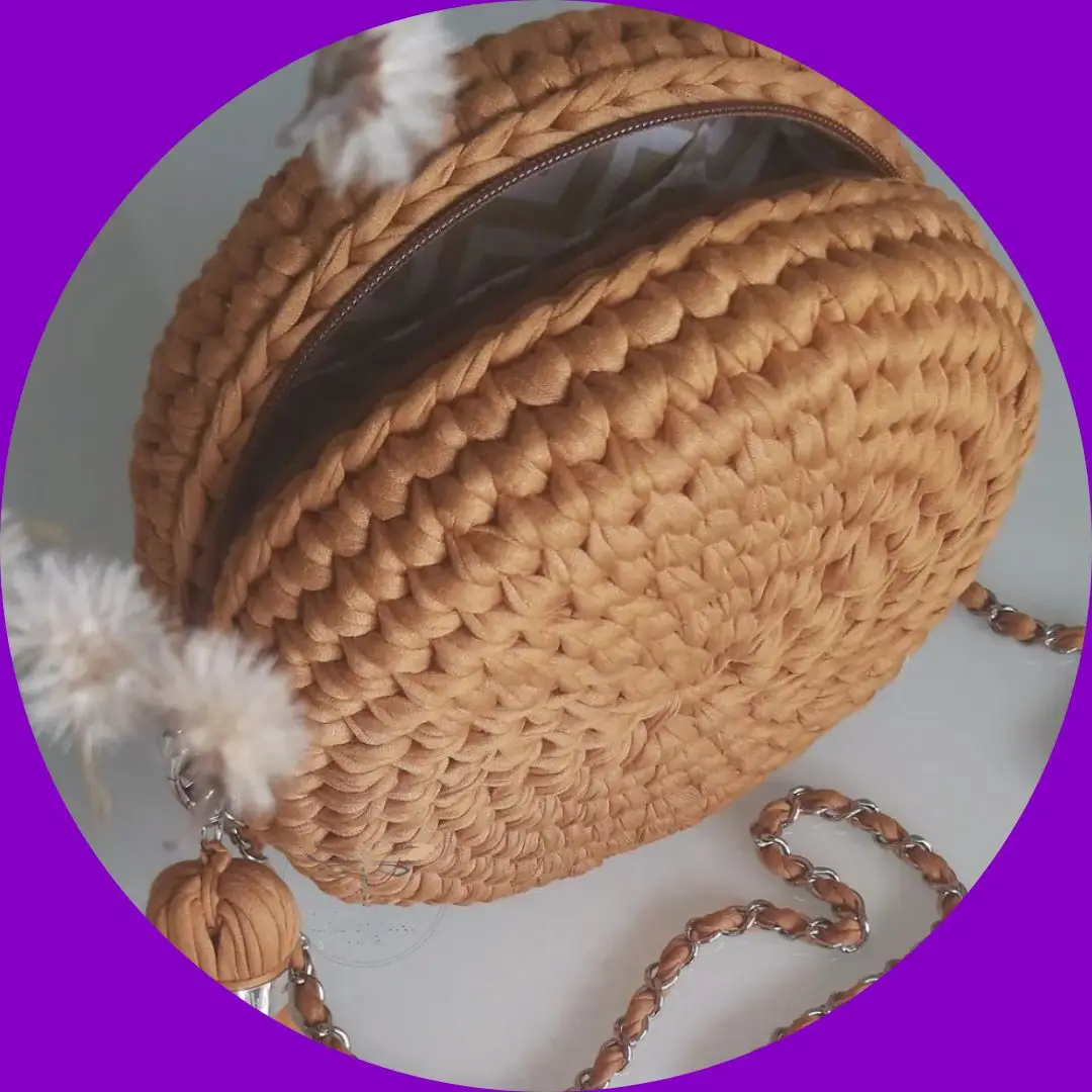 Manos tejiendo bolso a crochet