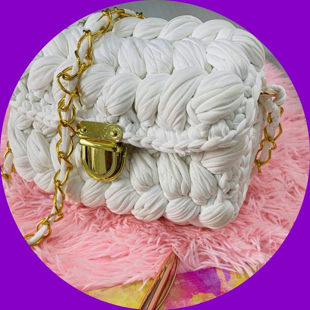 Bolso blanco de trapillo con cadena dorada